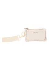 Monedero tipo sobre de lona color verde grisáceo, con doble compartimento con cierre y correa de mano extraíble. Presenta el logo de la marca en el frente.