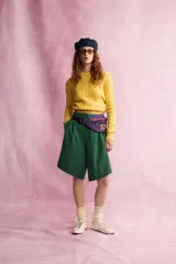 Sweater oversize de punto trenzado 100% algodón en color amarillo, con cuello redondo, manga larga y aplicación de parche gráfico Fruit of the Loom en el delantero.