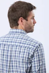 Camisa sport de manga larga a cuadros azules y blancos, con cuello abotonado y logo bordado en el pecho.