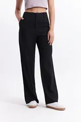 Pantalón negro de tiro medio, corte recto y confeccionado en lino y algodón.