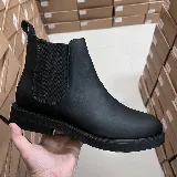Bota Chelsea de cuero color negro, con elásticos laterales y tirador trasero.