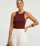 Musculosa basica de rib de algodon color bordo con cuello redondo y corte regular.
