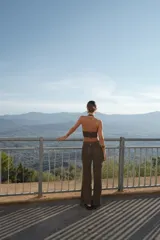 Top halter negro de tejido dryfit, apto para agua.