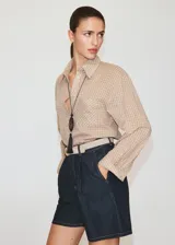 Bermudas de denim de tiro medio y corte recto, con pinzas frontales, trabillas para cinturón y bolsillos laterales.