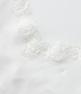 Musculosa color piel con breteles finos, escote en V con encaje y sin costuras.