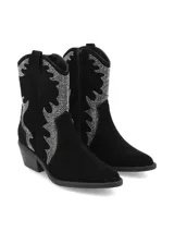 Botín de gamuza color negro con diseño estilo western, punta fina, taco cuadrado y detalles de apliques brillantes en la caña.
