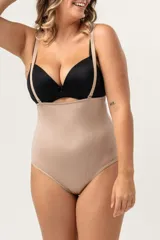 Faja abdominal color piel, cavada, reforzada en la zona abdominal, confeccionada en lycra. De contención media, cola bikini, con breteles desmontables regulables y broche en la entrepierna con fundillo de algodón.