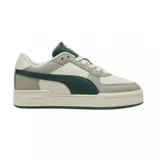 Championes urbanos Puma modelo CA Pro Classic II, con diseño de inspiración retro. Presentan una combinación de colores blanco, gris y verde oscuro, con la icónica franja lateral de la marca en contraste. Cuentan con suela de plataforma y detalles perforados en la puntera.
