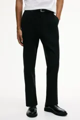 Pantalón de traje de corte ajustado, con cierre y corchete oculto, bolsillos laterales y bolsillos traseros ribeteados. Presenta raya marcada en las piernas y diseño con margen de costura en la pretina.