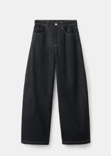 Jeans balloon tiro medio de algodón, en color azul oscuro, con diseño largo de estilo vaquero, trabillas, cinco bolsillos y cierre delantero de cremallera y botón.