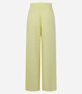 Pantalón wide leg color amarillo pálido, confeccionado en sarga leve, con cintura alta y cordón de ajuste.