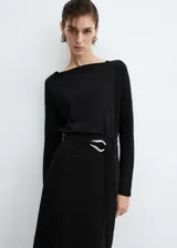 Camiseta blanca de manga larga con cuello barco.