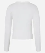 Blusa blanca de rib con cuello redondo y mangas largas.