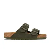 Sandalias Birkenstock Arizona modelo Leve, color verde militar, con dos tiras ajustables con hebillas y plantilla de corcho.