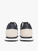Zapatillas runner Tommy Jeans Eva de estilo urbano, confeccionadas con una combinación de textil, cuero y material sintético en tonos gris, beige y negro. Cuentan con cordones negros, suela bicolor y detalles de la marca.