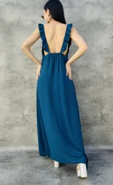 Vestido largo azul con breteles finos con volados y espalda descubierta.