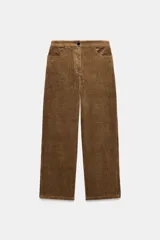 Pantalón de tiro medio confeccionado en tejido de pana, con diseño de pierna ancha, bolsillos delanteros y traseros, y cierre frontal con cremallera y botón.