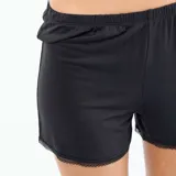 Conjunto de pijama corto de dos piezas en color negro, compuesto por una musculosa de tirantes finos con detalle de encaje en el escote y un short con elástico en la cintura y terminación de encaje en el ruedo.