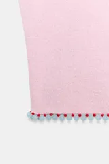 Top corto de punto color rosado, con cuello redondo y diseño sin mangas. Cuenta con detalle de abalorios y cuentas coloridas en el bajo.