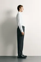 Camisa de corte regular fit color celeste, confeccionada en tejido fácil de planchar. Cuenta con cuello italiano abierto, manga larga con puño abotonado y cierre frontal con botonadura.