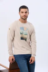 Remera de manga larga en color azul oscuro, con cuello redondo y estampado frontal de paisaje montañoso. Presenta un pequeño parche decorativo en la manga.