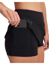 Falda pantalón deportiva Under Armour, color negro, con diseño ultraligero y transpirable. Incluye shorts interiores integrados para mayor cobertura y sujeción, cintura alta elástica y bolsillo lateral en el short interior.