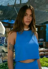 Top corto azul de lino con escote redondo y corte recto.