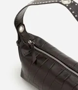 Bolso tipo baguette de material sintético con textura de relieve geométrico. Presenta un asa corta ajustable decorada con tachas metálicas y ojales, cierre superior con cremallera y herrajes metálicos.