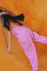 Pantalón gaucho verde oliva de corte ancho con bolsillos laterales y presillas para cinturón.