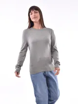 Sweater rojo de tejido de punto liso, con cuello redondo y mangas largas con leve frunce en los hombros.