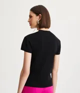 Blusa de punto color celeste, con cuello alto, manga corta y malla texturizada.