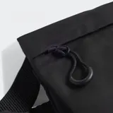 Bolso de running Adidas color negro, diseñado para llevar en la cadera. Cuenta con un bolsillo principal con cierre de solapa y un compartimento elástico para objetos personales, con correa ajustable y logo de la marca estampado en el frente.