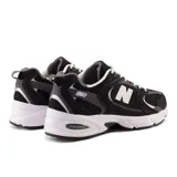 Championes New Balance 530, color negro con detalles en gris y blanco.