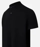 Polo de hombre de manga corta, color beige claro, con cuello mao y tapeta de dos botones.