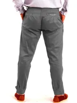 Pantalón de vestir gris, de corte recto, con bolsillos laterales y traseros. Se ajusta a la cintura con cinturón de cuero marrón.