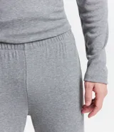 Pijama largo melange, con remera manga larga de cuello redondo y pantalón con cintura elástica.