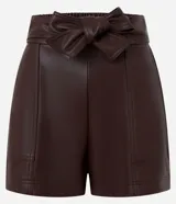 Short corto color marrón oscuro, confeccionado en poliuretano (PU) con textura que imita el cuero. Presenta cintura elástica en la parte trasera, lazo delantero para ajustar y recortes decorativos.