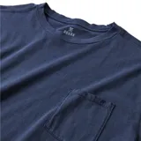 Remera azul de manga corta con bolsillo en el pecho.