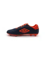 Championes de fútbol Umbro modelo Touch FG, color negro con detalles en turquesa. Presentan el logo de la marca en el lateral y suela con tapones para terreno firme.