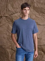 Remera de algodón color azul jaspeado, con cuello redondo, manga corta y estampado pequeño en el pecho.