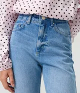 Pantalón de jean azul clásico de corte recto, con tiro alto, presillas para cinto y bolsillos funcionales.