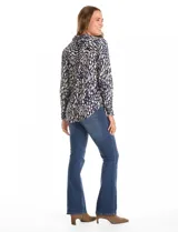 Camisa de manga larga con cuello camisero y cierre frontal de botones. Presenta un estampado abstracto en tonos azul marino y beige.