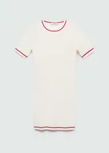 Vestido corto de tejido de punto fino, con diseño entallado, cuello redondo y mangas cortas. Presenta terminaciones con bordes en color rojo en contraste en el cuello, mangas y ruedo.