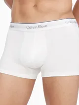 Pack de tres boxers tipo trunk de Calvin Klein, color blanco, confeccionados en microfibra elástica. Presentan tiro bajo y cinturilla elástica con el logotipo de la marca en contraste.