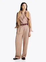 Camisa de viscosa color rosa pálido con estampado integral, cuello francés a contraste, cartera oculta, puños con un botón a contraste, cinta distintiva en la nuca, escudo TH en relieve en el botón superior y logo metálico de Tommy Hilfiger en el puño.