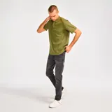 Remera tipo polo color verde oliva, de piqué, con logo bordado en el pecho y mangas cortas.