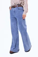 Jean de corte wide leg en color negro, con tiro alto y diseño de cinco bolsillos.