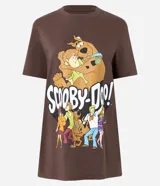 Remera de algodón color marrón oscuro con estampa frontal de los personajes de Scooby-Doo (Scooby, Shaggy, Fred, Daphne y Velma) y el logo de la serie.