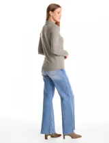 Polera de cuello mock en tejido de hilado fino, con manga larga y detalle de pespunte vertical en el centro del frente.