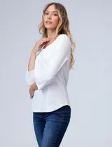 Remera básica de algodón con cuello redondo y mangas tres cuartos. Presenta un corte ajustado y ruedo redondeado.